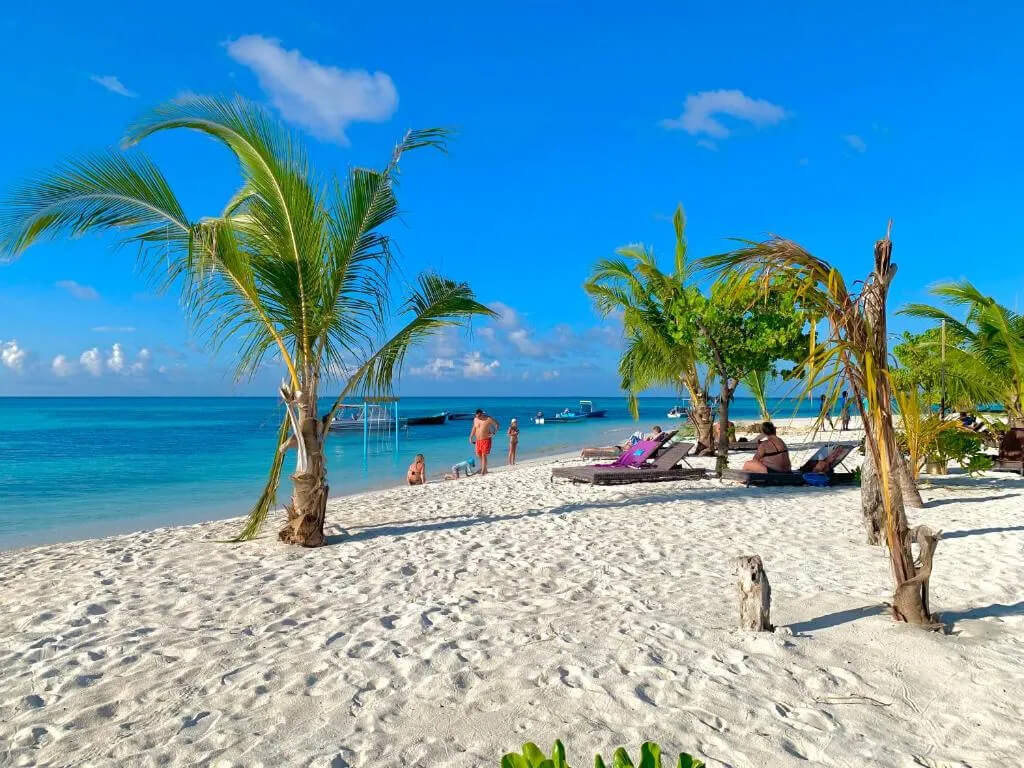 The turquoise lagoon and white sand beach on Maamigili